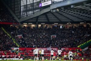 Para pemain menunggu keputusan VAR dalam pertandingan Liga Inggris antara Manchester United melawan Fulham di Manchester, Inggris, Minggu (1/2/2026). (c) AP Photo/Dave Thompson