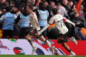 Rio Ngumoha (kanan) merayakan gol Alexis Mac Allister di laga Nottingham Forest vs Liverpool, Minggu (22/02/2026). (c) AP Photo/Dave Shopland