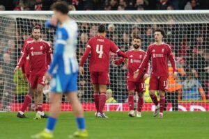Skuad Liverpool merayakan gol Mohamed Salah ke gawang Brighton, Minggu (15/02/2026). (c) AP Photo/Jon Super