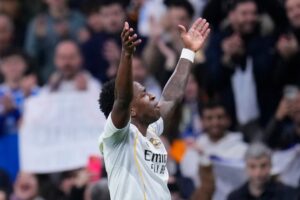 Selebrasi Vinicius Junior dalam laga La Liga antara Real Madrid vs Rayo Vallecano, Minggu (1/2/2026). (c) AP Photo/Manu Fernandez