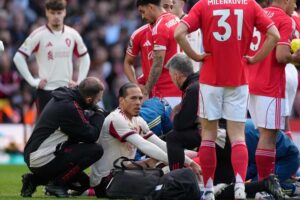 Bek Liverpool, Virgil van Dijk, mendapatkan perawatan medis dalam laga Premier League lawan Nottingham Forest, Minggu (22/2/2026) (c) AP Photo/Dave Shopland