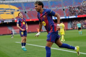 Lamine Yamal berlari untuk merayakan golnya ke gawang Villarreal (c) AP Photo/Joan Monfort