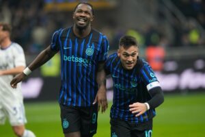 Selebrasi Marcus Thuram bersama rekan setimnya Lautaro Martinez setelah mencetak gol dalam laga Serie A antara Inter Milan vs Como di Giuseppe Meazza, 6 Desember 2025 (c) AP Photo/Luca Bruno
