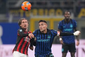 Luka Modric dari AC Milan (kiri) berebut bola dengan Lautaro Martinez dari Inter Milan dalam laga Serie A/Liga Italia di Milan, Italia, Minggu, 23 November 2025 (c) AP Photo/Antonio Calanni