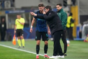 Pelatih Inter Milan, Cristian Chivu memberikan arahan kepada Petar Sucic saat melawan Arsenal di Liga Champions. (c) AP Photo/Luca Bruno