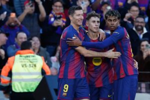 Pemain Barcelona Robert Lewandowski (kiri) merayakan gol bersama Fermin Lopez (tengah) dan Lamine Yamal pada laga La Liga/Liga Spanyol antara Barcelona vs Mallorca, 7 Februari 2026 (c) AP Photo/Joan Monfort