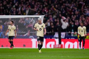 Kekecewaan Dani Olmo usai gawang timnya kebobolan dalam laga Atletico Madrid vs Barcelona di leg pertama semifinal Copa del Rey 2025/2026, Jumat (13/2/2026). (c) AP Photo/Manu Fernandez