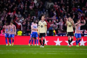 Ekspresi kecewa Frenkie de Jong dan Pau Cubarsi setelah Julian Alvarez mencetak gol di laga Atletico Madrid vs Barcelona, 13 Februari 2026. (c) AP Photo/Manu Fernandez