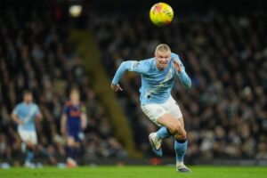 Pemain Manchester City, Erling Haaland, berlari mengejar bola dalam pertandingan Premier League melawan Newcastle, Minggu (22/2/2026) dini hari WIB. (c) AP Photo/Jon Super