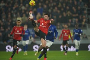 Harry Maguire dalam laga Manchester United vs Fulham di Premier League, Minggu (1/2/2026). (c) AP Photo/Dave Thompson
