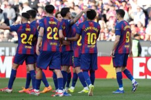 Para pemain Barcelona merayakan gol dalam pertandingan La Liga melawan Levante di Camp Nou, Minggu (22/2/2026) malam WIB. (c) AP Photo/Joan Monfort