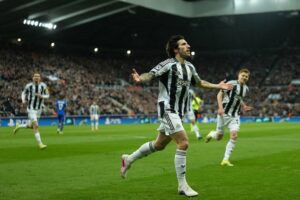 Gelandang Newcastle, Sandro Tonali, merayakan golnya ke gawang Qarabag, Rabu (25/02/2026). (c) AP Photo/Jon Super