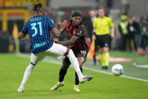 Rafael Leao (kanan) dari AC Milan berebut bola dengan pemain Inter Milan, Yann Bisseck, dalam laga Serie A, Minggu (8/3/2026). (c) AP Photo/Luca Bruno