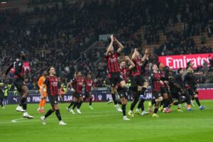Para pemain AC Milan merayakan hasil pertandingan setelah laga Serie A melawan Inter Milan, Minggu (8/3/2026) (c) AP Photo/Antonio Calanni
