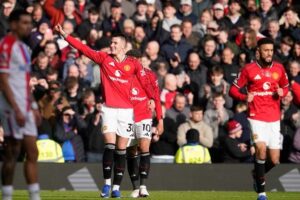 Pemain Manchester United, Benjamin Sesko, merayakan gol yang dicetaknya dalam pertandingan Premier League melawan Crystal Palace, Minggu (1/3/2026) (c) AP Photo/Dave Thompson