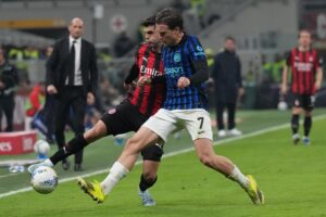 Christian Pulisic dan Piotr Zielinski berebut bola dalam laga Liga Italia antara AC Milan vs Inter Milan di San Siro, 9 Maret 2026 (c) AP Photo/Antonio Calanni