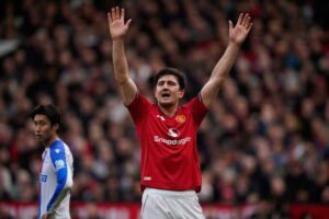 Bek Manchester United, Harry Maguire, bereaksi dalam pertandingan Premier League melawan Crystal Palace, Minggu (1/3/2026). (c) AP Photo/Dave Thompson