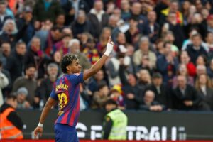 Selebrasi pemain Barcelona, Lamine Yamal usai mencetak gol ke gawang Villarreal, 1 Maret 2026. (c) AP Photo/Joan Monfort