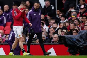 Luke Shaw meninggalkan lapangan setelah mengalami cedera dalam laga Liga Inggris antara Manchester United vs Crystal Palace, 1 Maret 2026 (c) AP Photo/Dave Thompson