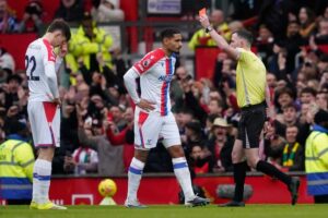 Pemain Crystal Palace, Maxence Lacroix (tengah), menerima kartu merah dalam laga Premier League lawan Manchester United, Minggu (1/3/2026) (c) AP Photo/Dave Thompson
